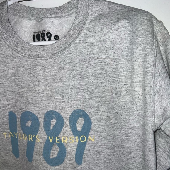 Taylor Swift Gray Crewneck Sweater xs - Picture 7 of 14